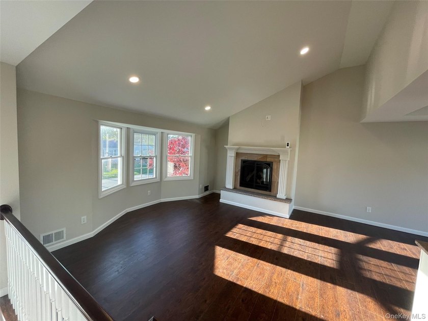 Welcome to your renovated 4-bedroom High Ranch with a bonus room - photo 4