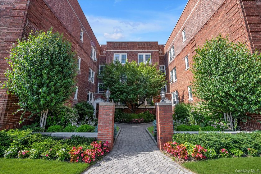 This is your opportunity to own in Manhasset. Welcome home to - photo 13