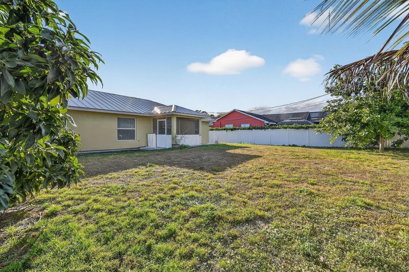 Beautifully maintained 3-bedroom, 2-bath home featuring a NEW - photo 36