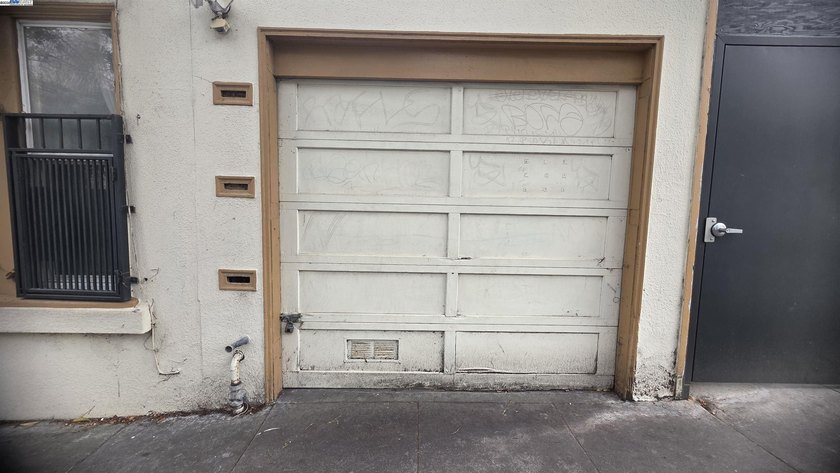 Three 1 bed apartments, an on site manager's office, a garage - photo 9