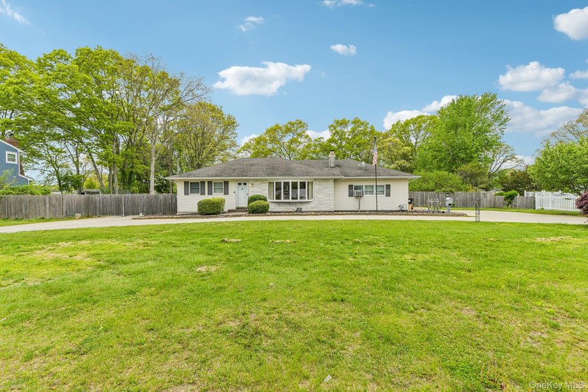 This awesome four bedroom, two bath ranch with circular driveway - photo 4