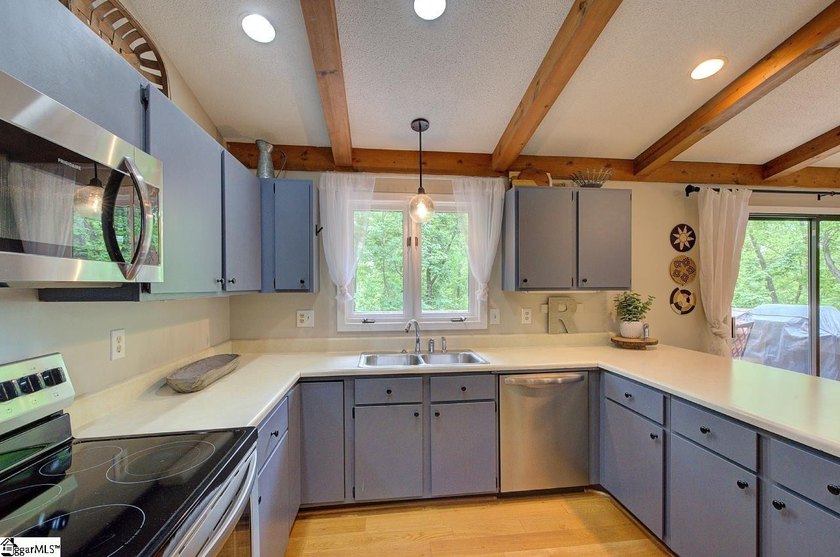 Welcome to your new Keowee Key home! This premium gated - photo 15