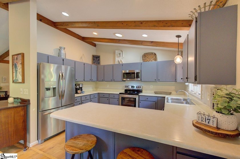 Welcome to your new Keowee Key home! This premium gated - photo 17