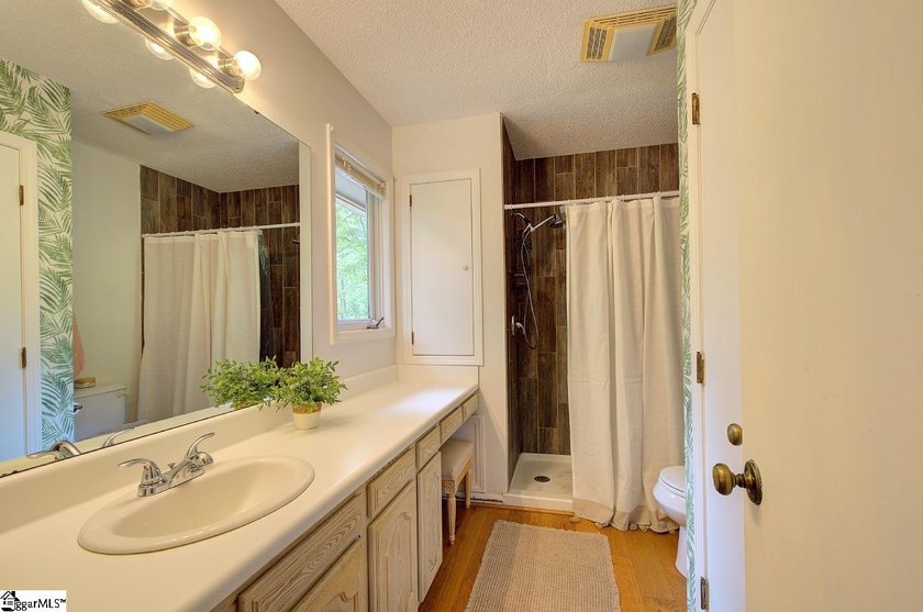 Welcome to your new Keowee Key home! This premium gated - photo 21
