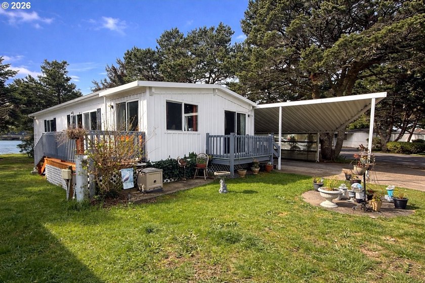 Welcome to coastal living at its finest in Bayview Mobile Home - photo 4
