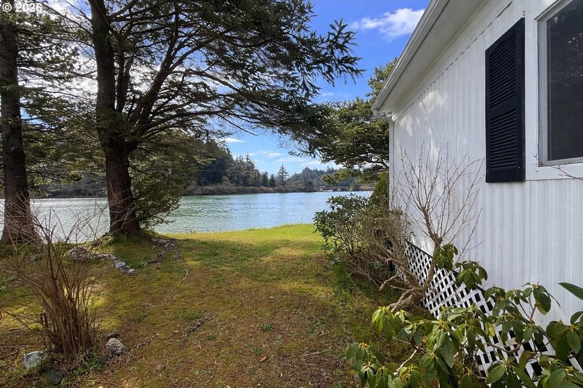 Welcome to coastal living at its finest in Bayview Mobile Home - photo 6