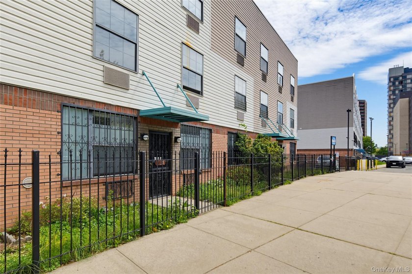 Welcome to this bright and spacious 2-bedroom condominium - photo 11