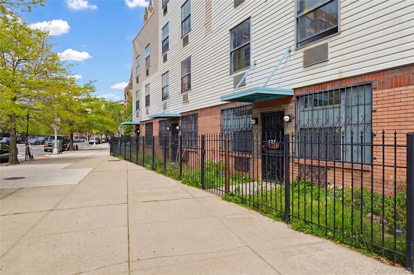 Welcome to this bright and spacious 2-bedroom condominium - photo 12