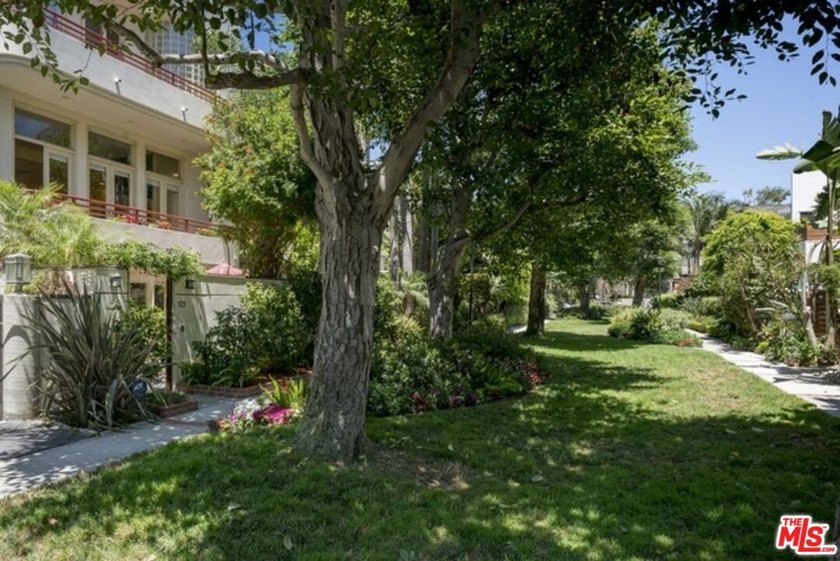 Stunning contemporary residence on one of the most coveted - photo 24