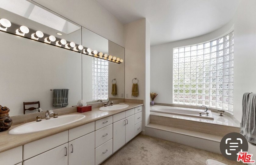 Stunning contemporary residence on one of the most coveted - photo 33