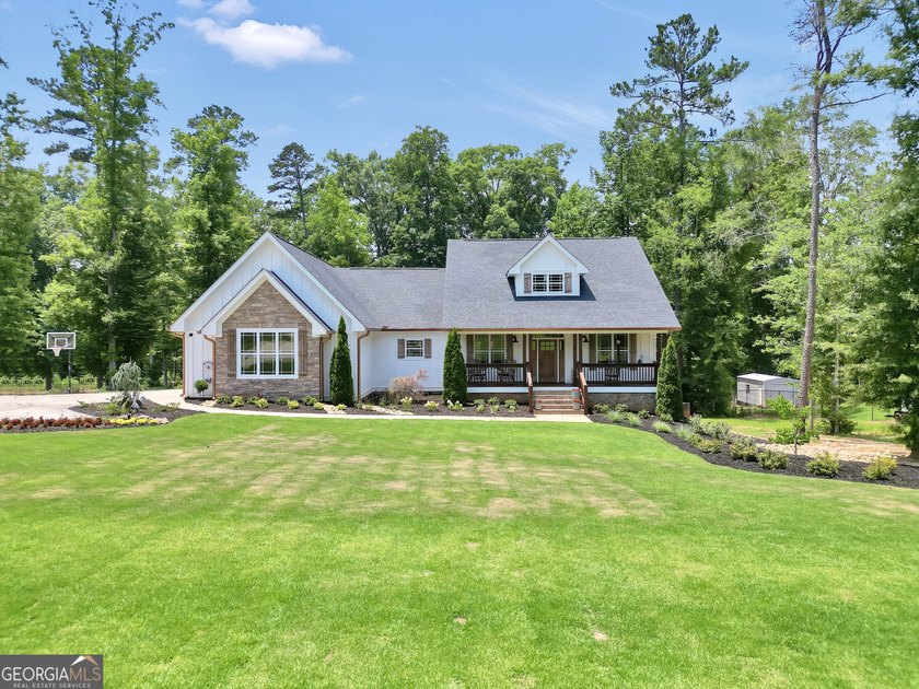 A rare find in Monticello, GA!! Situated on 1.22 beautifully - photo 3
