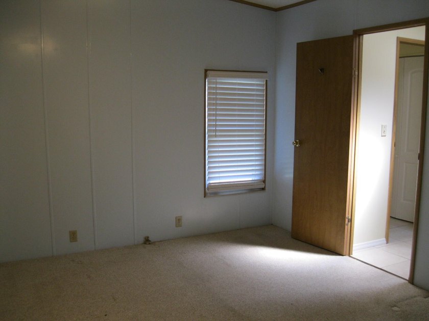 Spacious and well maintained 2 Bedroom 2 bathroom mobile home - photo 4