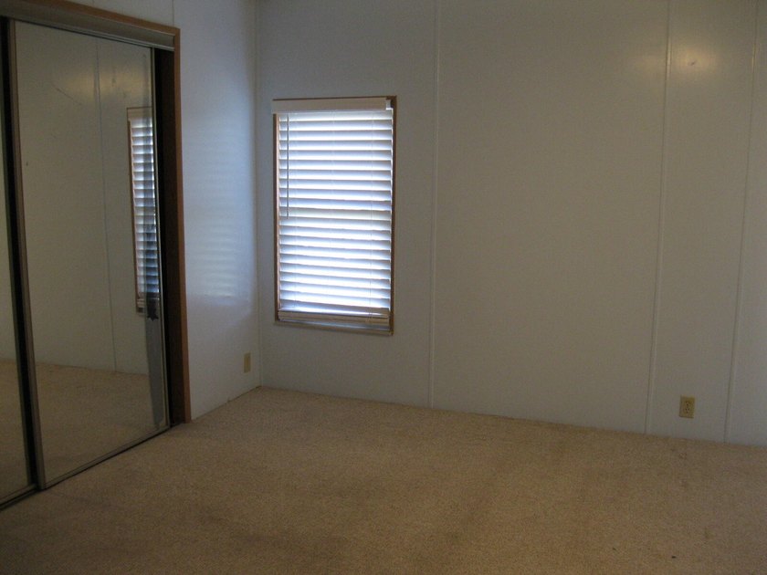 Spacious and well maintained 2 Bedroom 2 bathroom mobile home - photo 5
