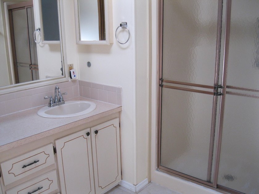 Spacious and well maintained 2 Bedroom 2 bathroom mobile home - photo 6
