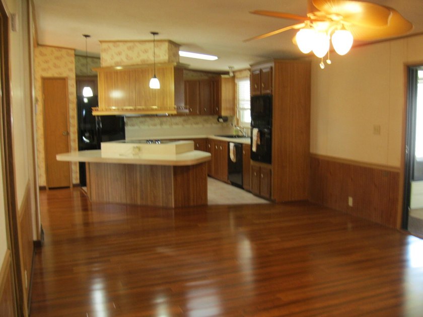 Spacious and well maintained 2 Bedroom 2 bathroom mobile home - photo 9