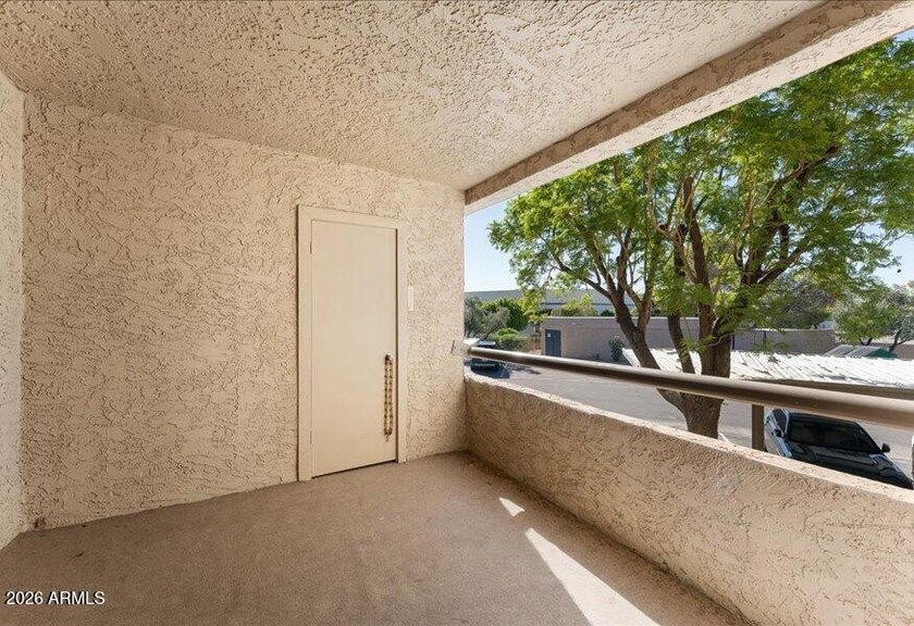 GOLF COURSE COMMUNITY &amp; Contemporary Spacious Updates -TURN-KEY - photo 31