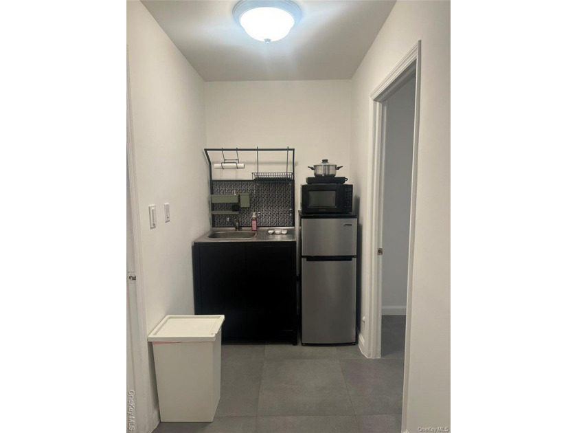 Lower-level condo in the heart of Forest Hills with flexible use - photo 8