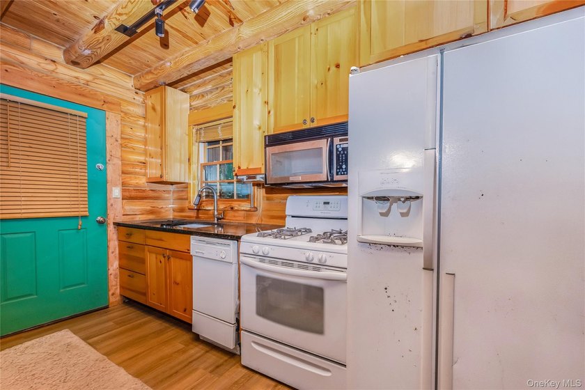 Located in the highly sought-after Oakwood on the Sound - photo 10