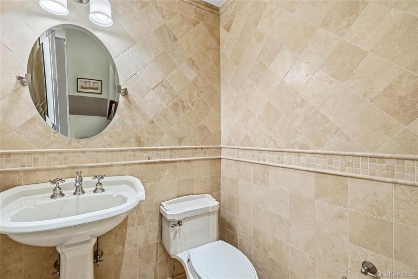 Welcome to Estates II Manhasset, an exquisitely updated Belaire - photo 4