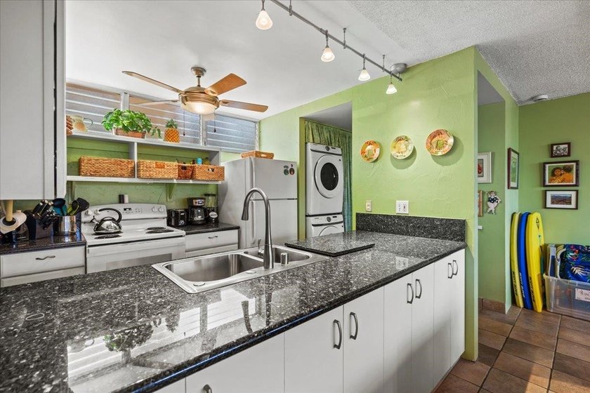 Welcome to B-201, a spacious 1,048 sq. ft. 2-bedroom, 2-bath - photo 15