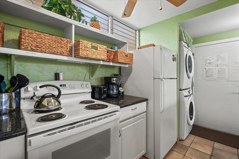 Welcome to B-201, a spacious 1,048 sq. ft. 2-bedroom, 2-bath - photo 17