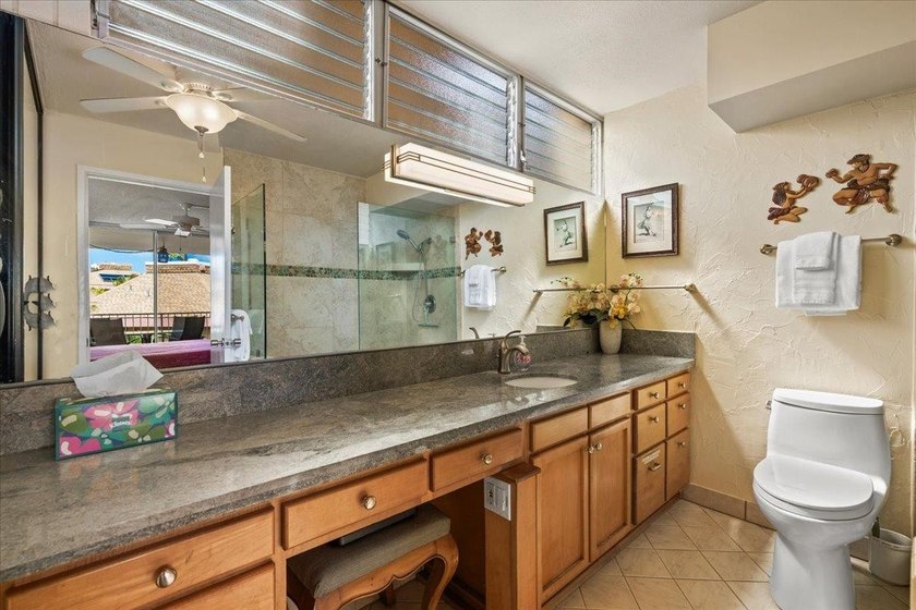 Welcome to B-201, a spacious 1,048 sq. ft. 2-bedroom, 2-bath - photo 22