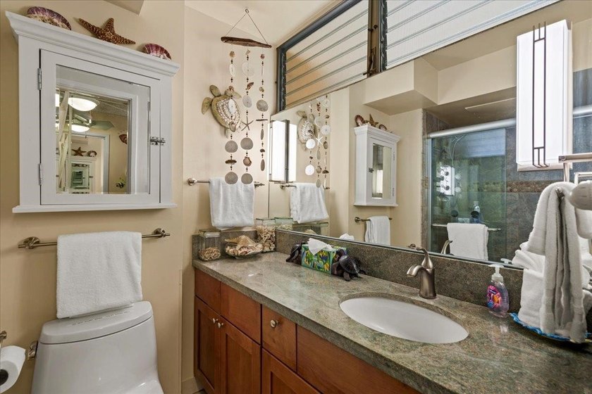 Welcome to B-201, a spacious 1,048 sq. ft. 2-bedroom, 2-bath - photo 26