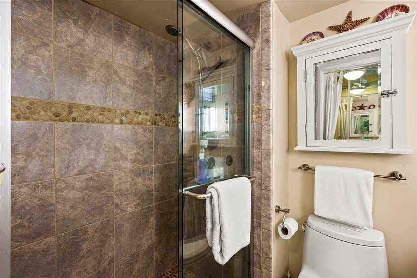 Welcome to B-201, a spacious 1,048 sq. ft. 2-bedroom, 2-bath - photo 27