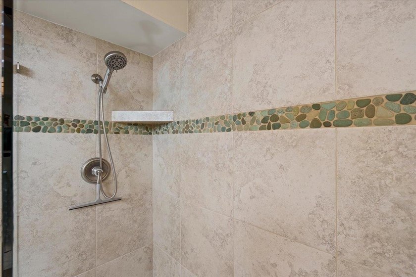 Welcome to B-201, a spacious 1,048 sq. ft. 2-bedroom, 2-bath - photo 28
