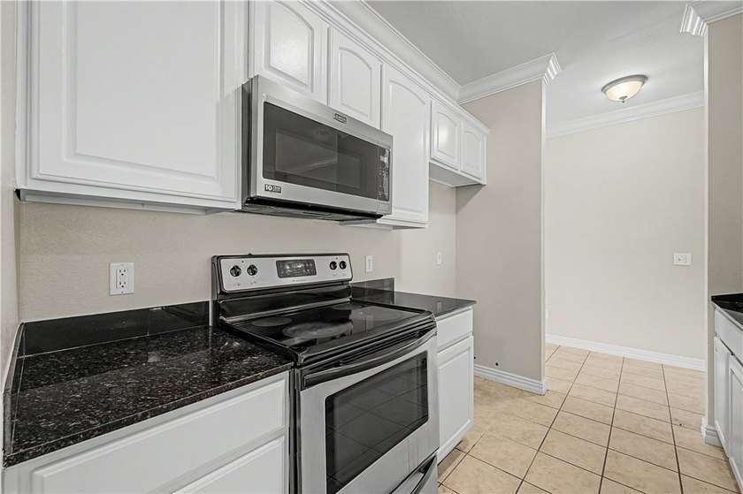 Beautifully remodeled 4 bedroom/3 bathroom Bellafont townhome - photo 11