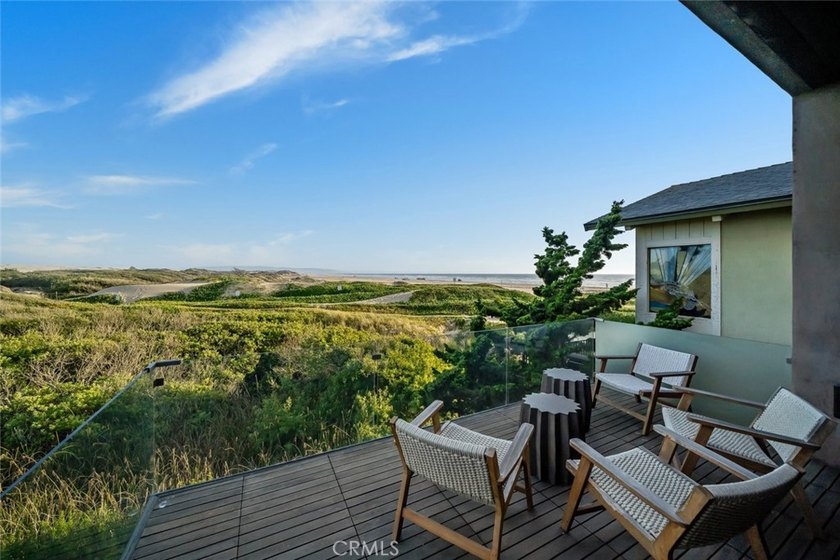 Discover luxury oceanfront living in this custom 3 bedroom, 2 - photo 12