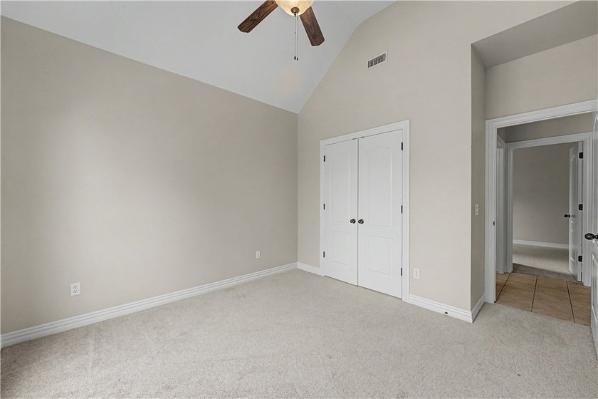 Beautifully remodeled 4 bedroom/3 bathroom Bellafont townhome - photo 14