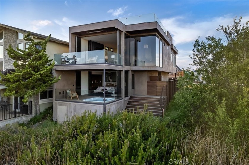 Discover luxury oceanfront living in this custom 3 bedroom, 2 - photo 14