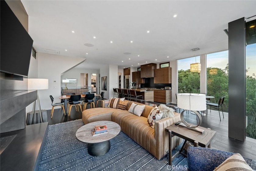 Discover luxury oceanfront living in this custom 3 bedroom, 2 - photo 15
