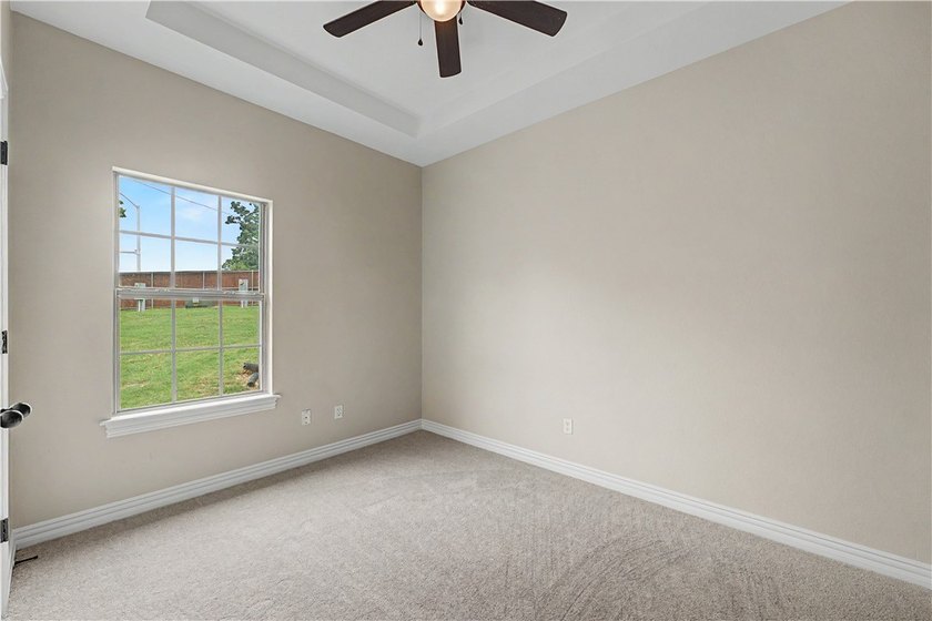 Beautifully remodeled 4 bedroom/3 bathroom Bellafont townhome - photo 17