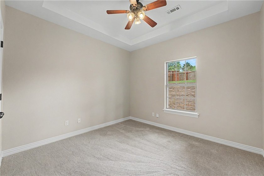 Beautifully remodeled 4 bedroom/3 bathroom Bellafont townhome - photo 19