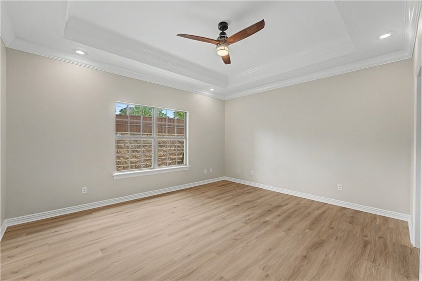 Beautifully remodeled 4 bedroom/3 bathroom Bellafont townhome - photo 21