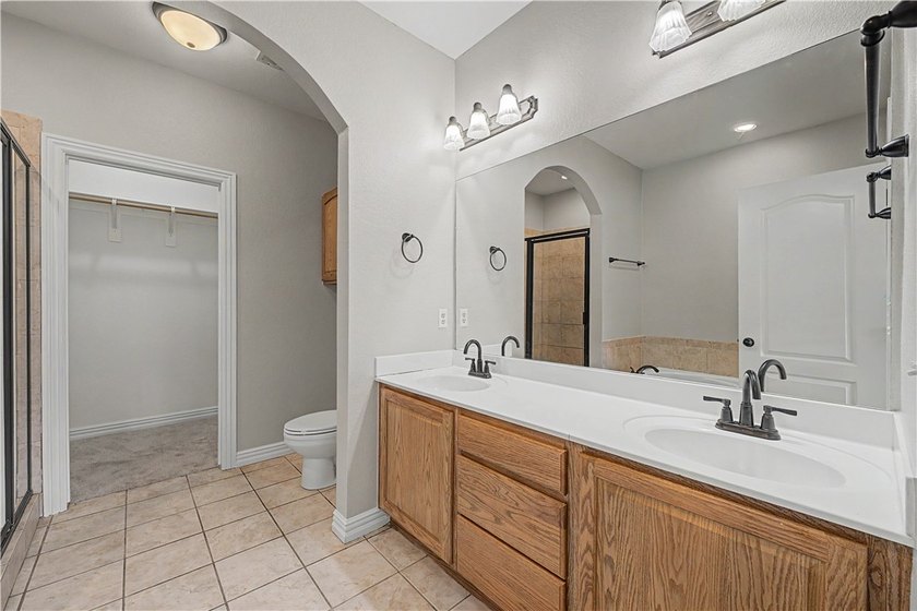 Beautifully remodeled 4 bedroom/3 bathroom Bellafont townhome - photo 23