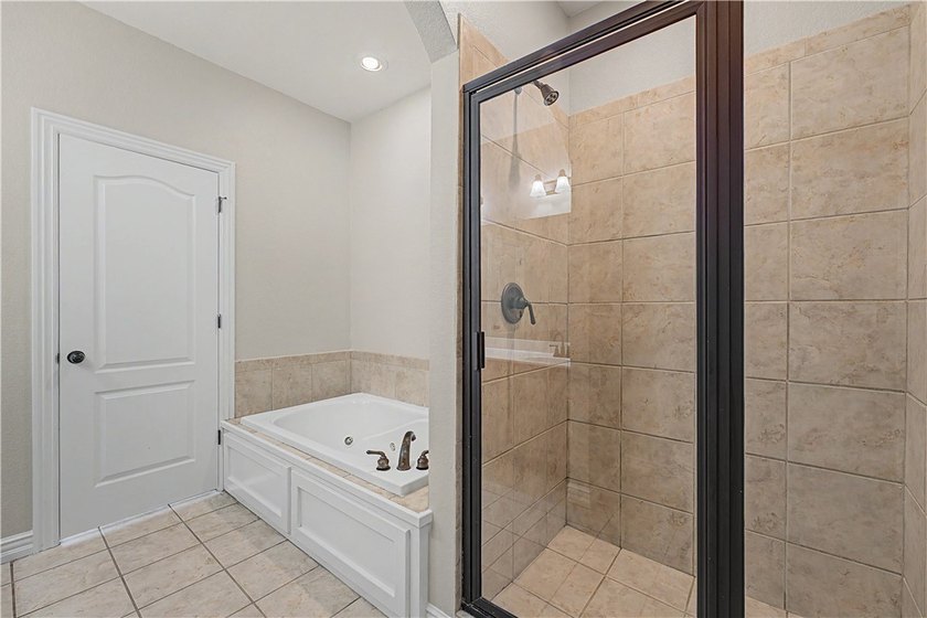 Beautifully remodeled 4 bedroom/3 bathroom Bellafont townhome - photo 25