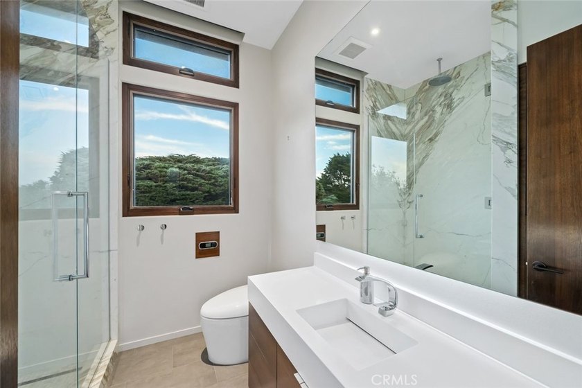Discover luxury oceanfront living in this custom 3 bedroom, 2 - photo 26