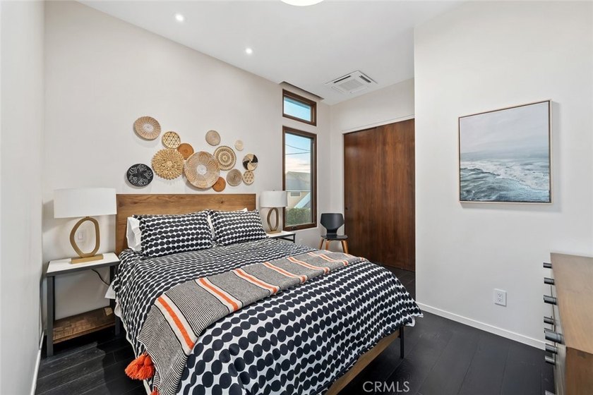 Discover luxury oceanfront living in this custom 3 bedroom, 2 - photo 27