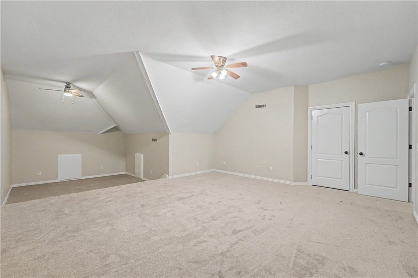 Beautifully remodeled 4 bedroom/3 bathroom Bellafont townhome - photo 28
