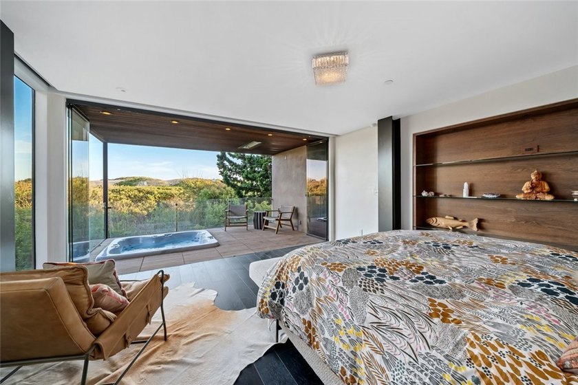 Discover luxury oceanfront living in this custom 3 bedroom, 2 - photo 34