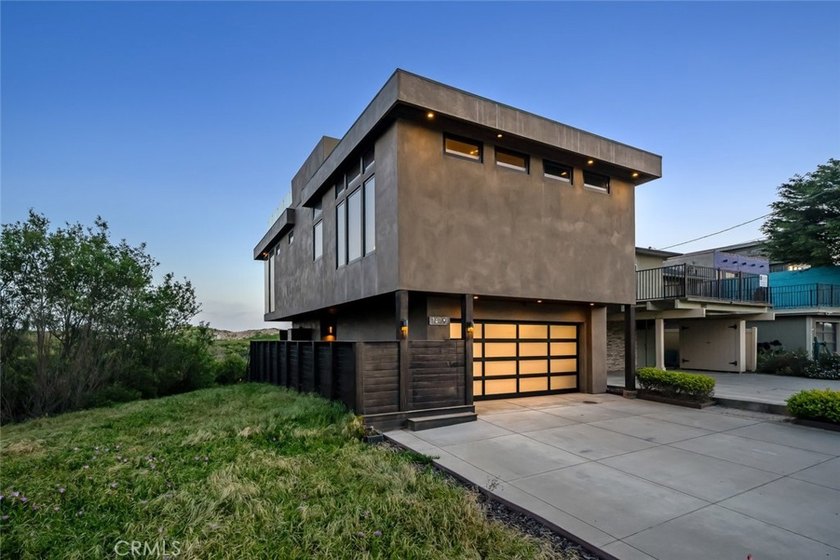 Discover luxury oceanfront living in this custom 3 bedroom, 2 - photo 47