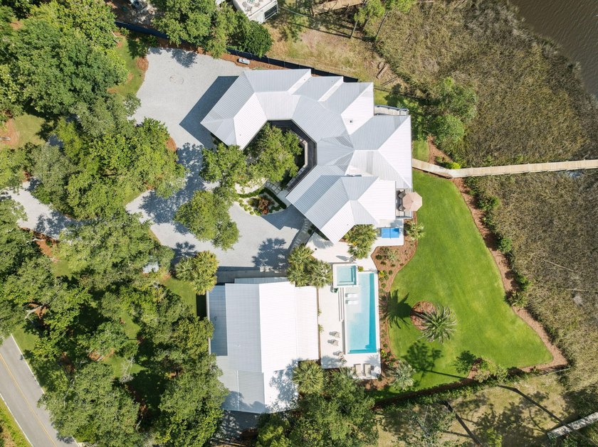 Welcome to this stunning waterfront retreat in historic Point - photo 2