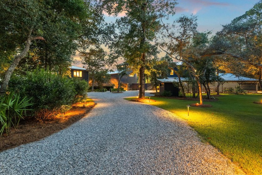Welcome to this stunning waterfront retreat in historic Point - photo 5