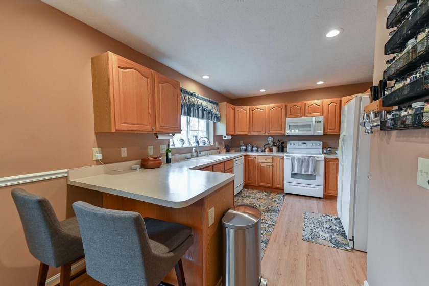 IMMACULATE 3 BR TRANSITIONAL WITH LAKE VIEWS!  SOLD - photo 3