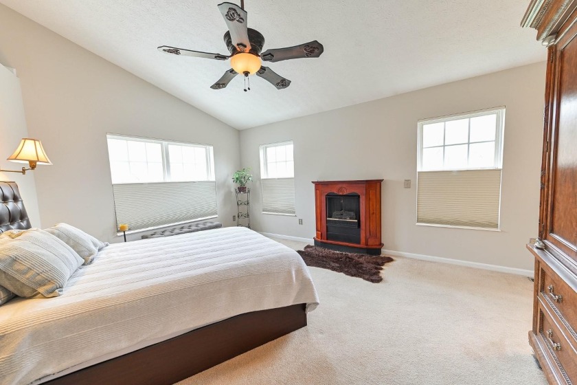 IMMACULATE 3 BR TRANSITIONAL WITH LAKE VIEWS!  SOLD - photo 4