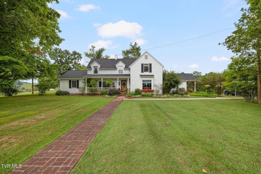 Welcome to this beautifully preserved Tennessee farmhouse - photo 4