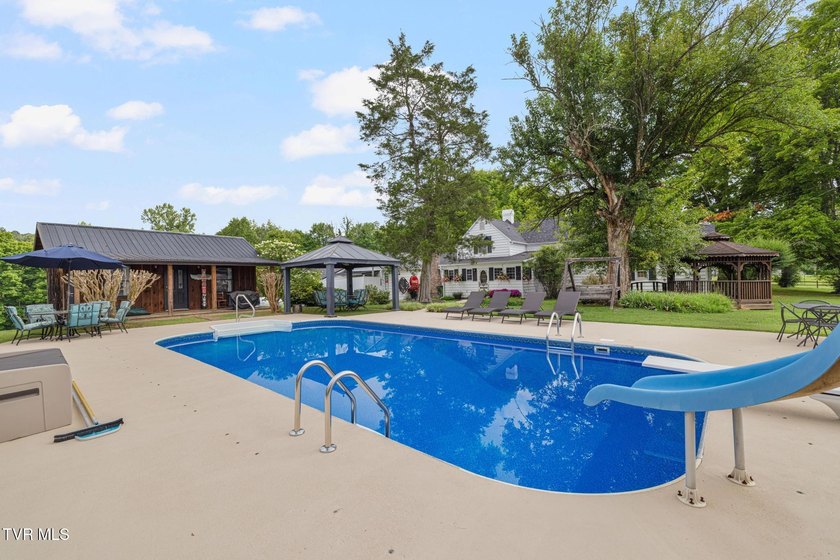 Welcome to this beautifully preserved Tennessee farmhouse - photo 6